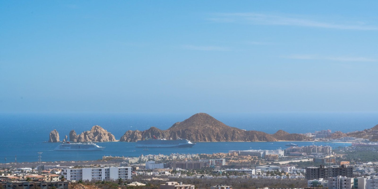 Vista del Arco de Cabo San Lucas y la bahia desde una terraza en Ventanas, El Tezal