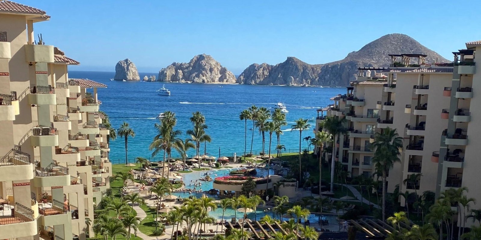 La bahia de Cabo San Lucas y la playa El Medano desde el aire, con el Arco al fondo