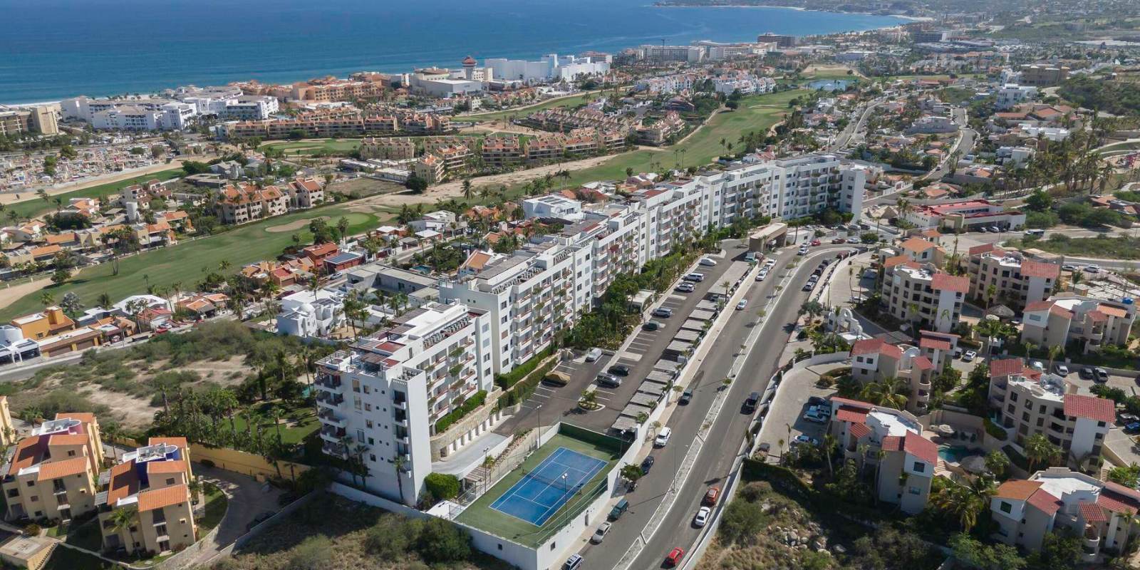 Vista aerea de la zona del campo de golf de San Jose del Cabo con el mar de Cortes al fondo