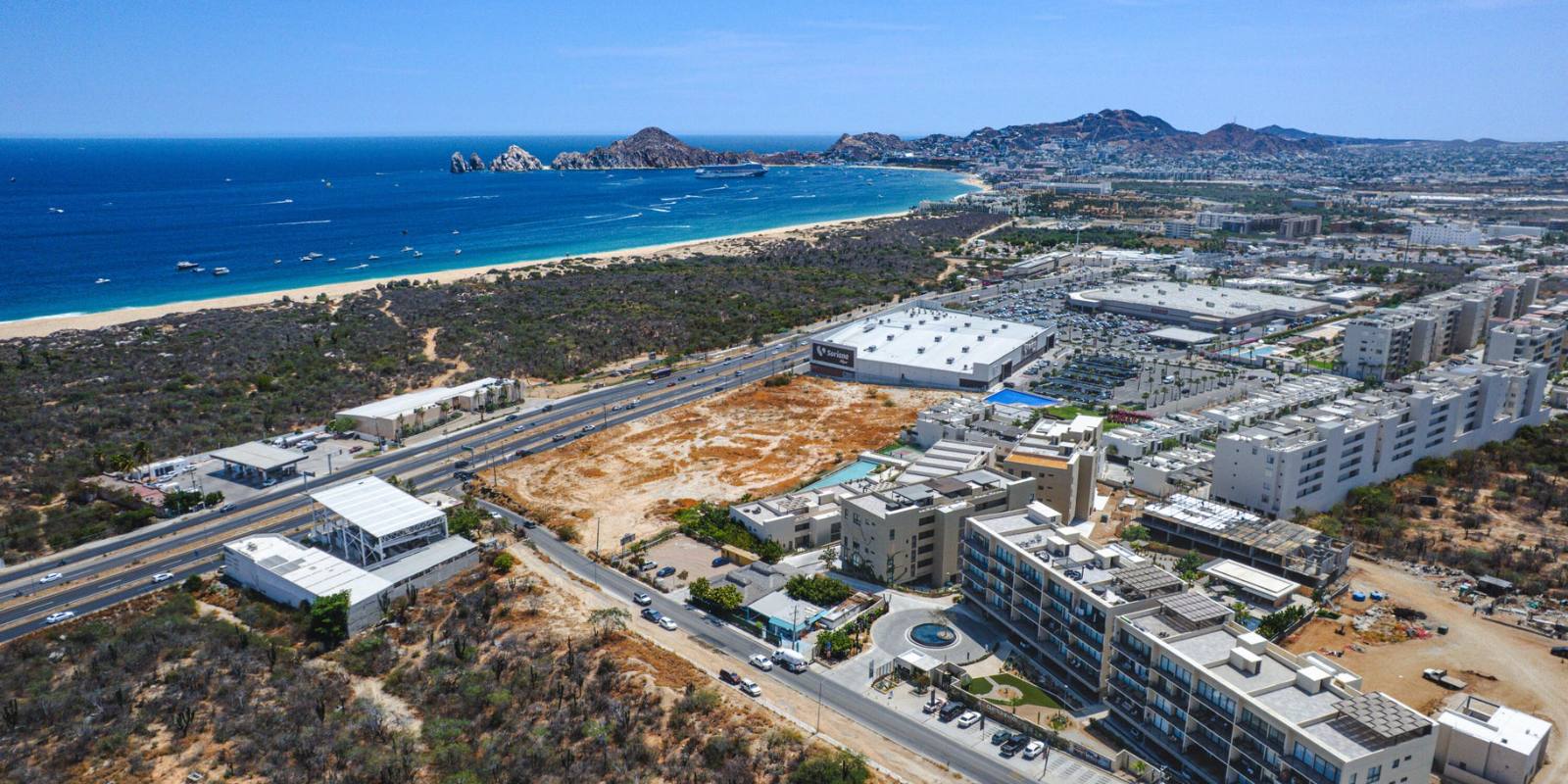 Vista aerea de la bahia de Cabo San Lucas con el corredor al fondo