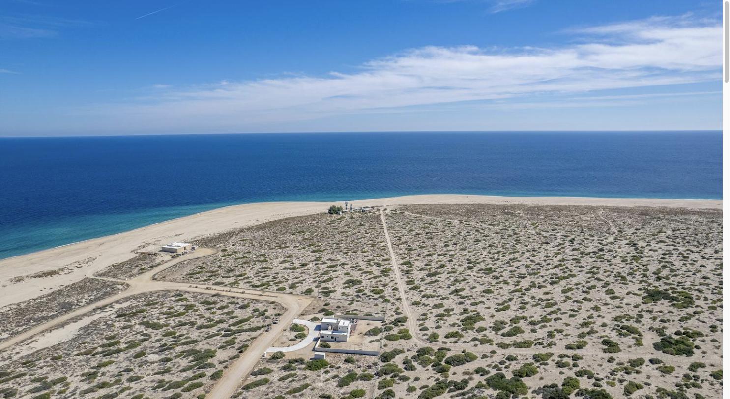 Vista aerea de la punta de arena y la costa de La Ribera, Cabo del Este, Baja California Sur