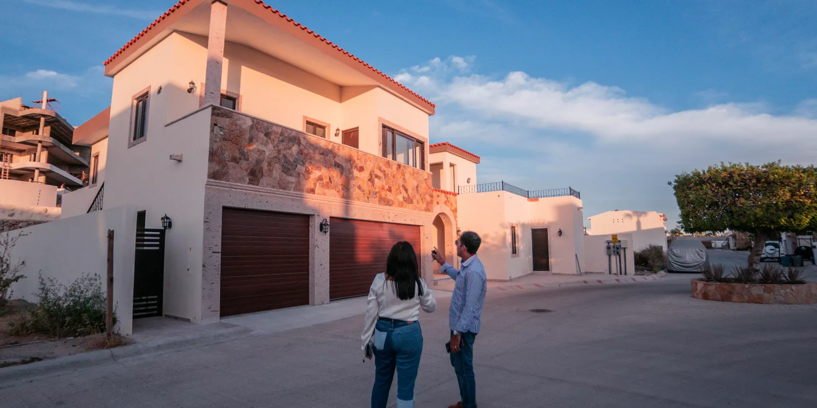 ¿Es mejor comprar una casa o comprar un terreno y construir en Los Cabos en 2026–2027?