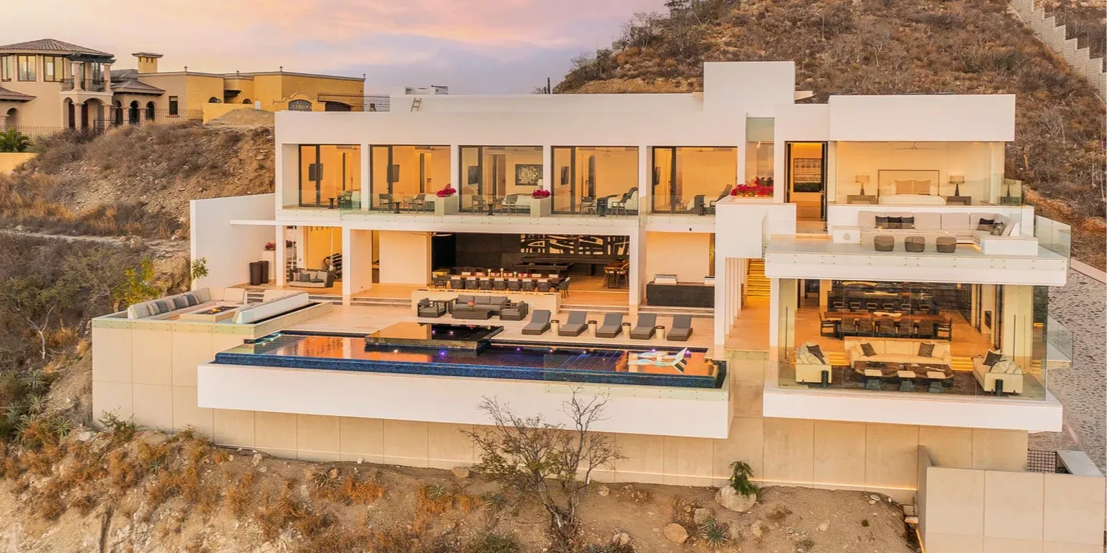 Villa contemporánea con alberca infinita sobre el acantilado en El Pedregal, Cabo San Lucas, al atardecer