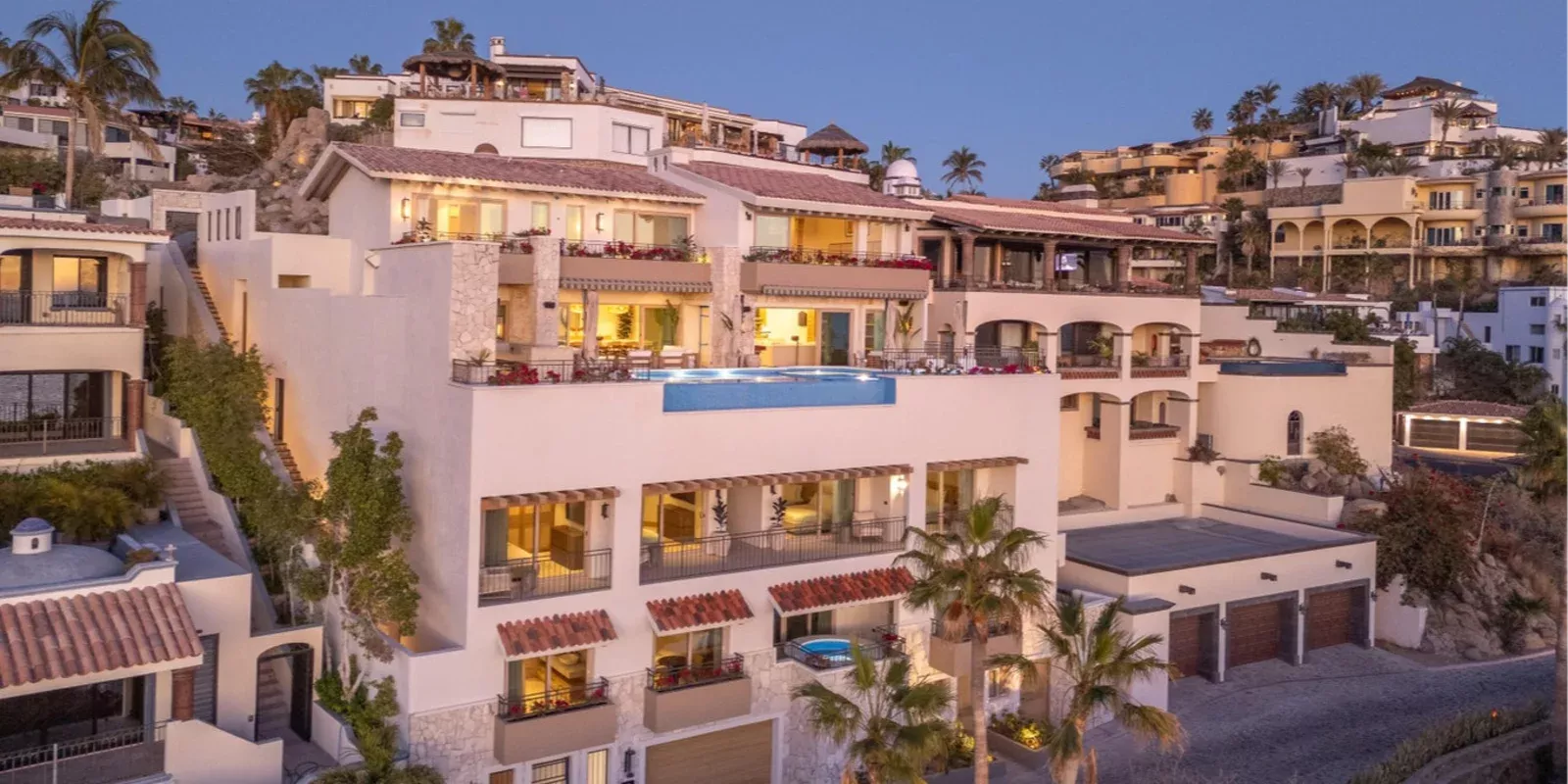 Casas residenciales en una ladera de Los Cabos al anochecer, el tipo de propiedad que un extranjero compra mediante fideicomiso